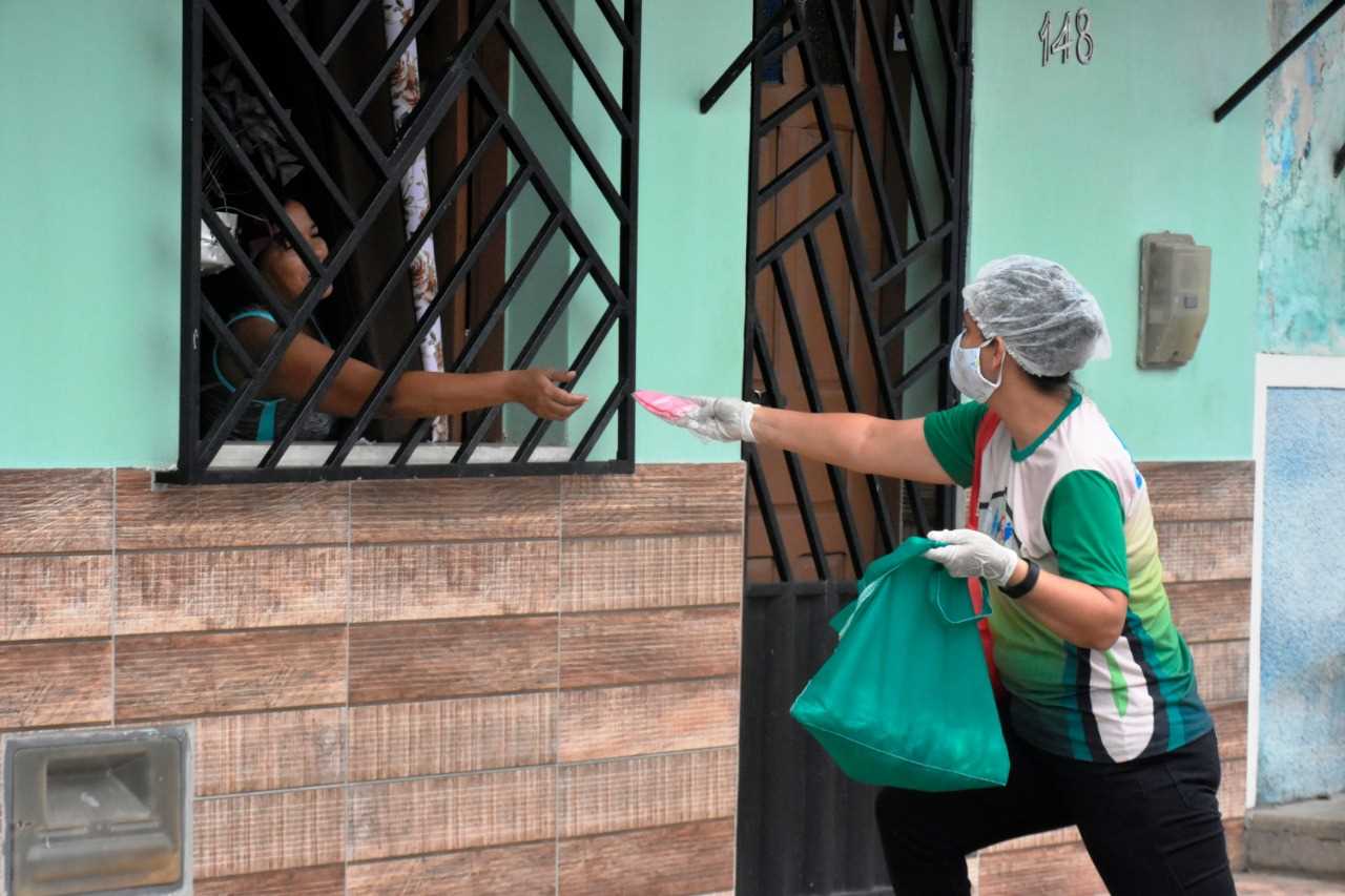 Camacã: Prefeitura distribui pão, leite e máscaras para famílias em São João do Panelinha